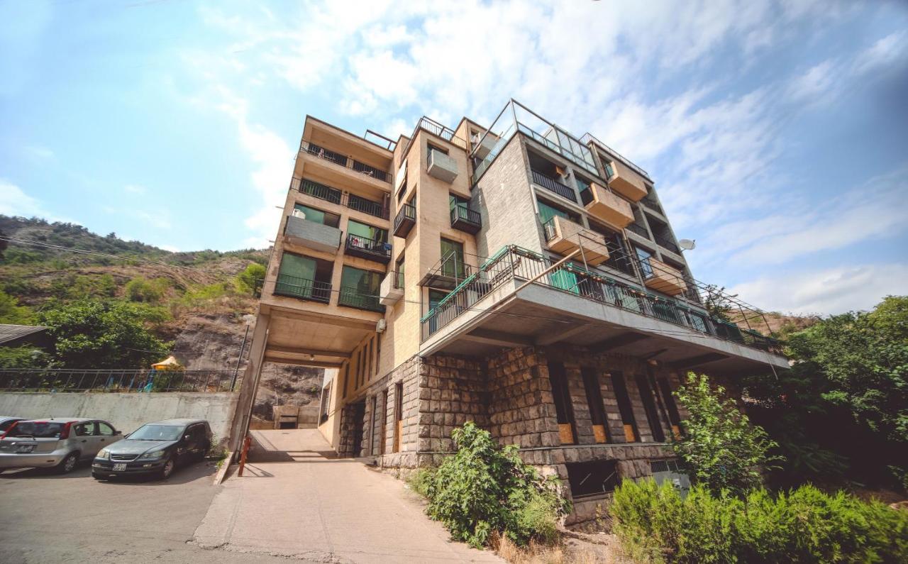 Апартаменты Under The Mountain Тбилиси Экстерьер фото